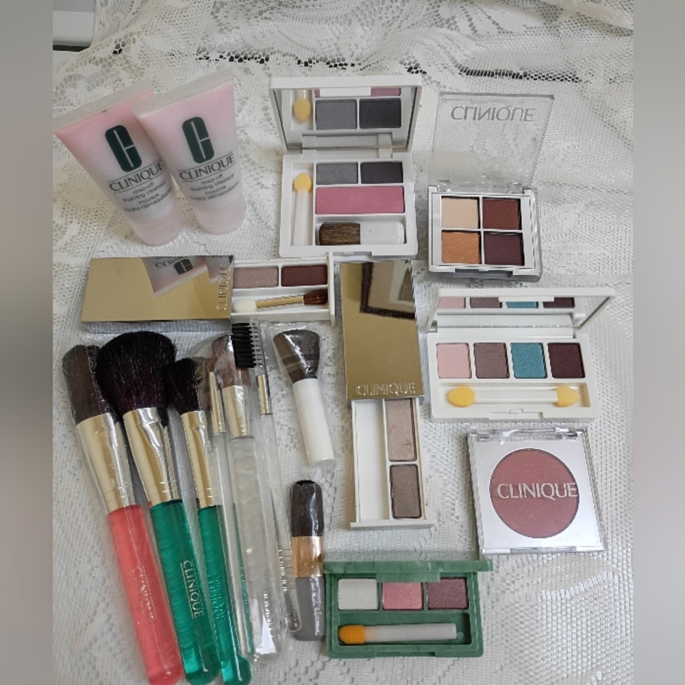 Clinique Makeup Lot And Brushes 18 Pieces UNUSED